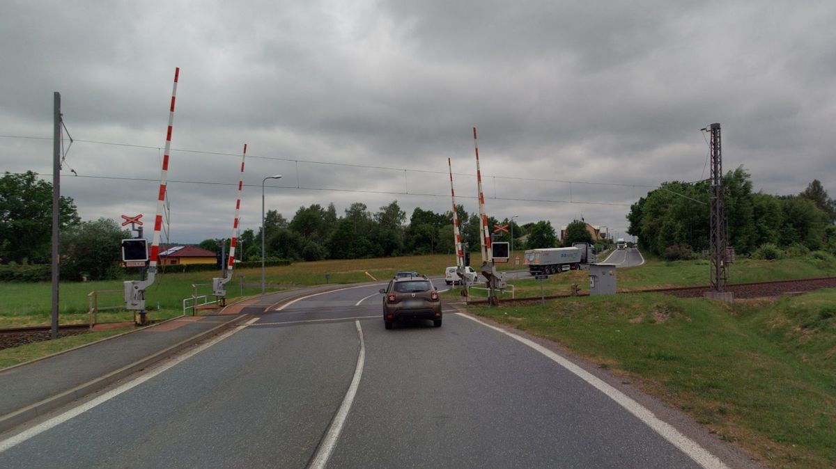 Srážka vlaku s autem zastavila provoz na hlavní trati mezi Chebem a Plzní